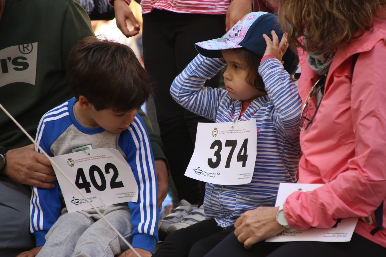 Jerez de los Caballeros celebró, ayer, la IX Carrera y Caminata Solidaria, organizada por la Junta de Cofradías de la Semana Santa Jerezana. La solidaridad y el deporte lograron recaudar 866 euros que irán destinados a Cáritas en Jerez.