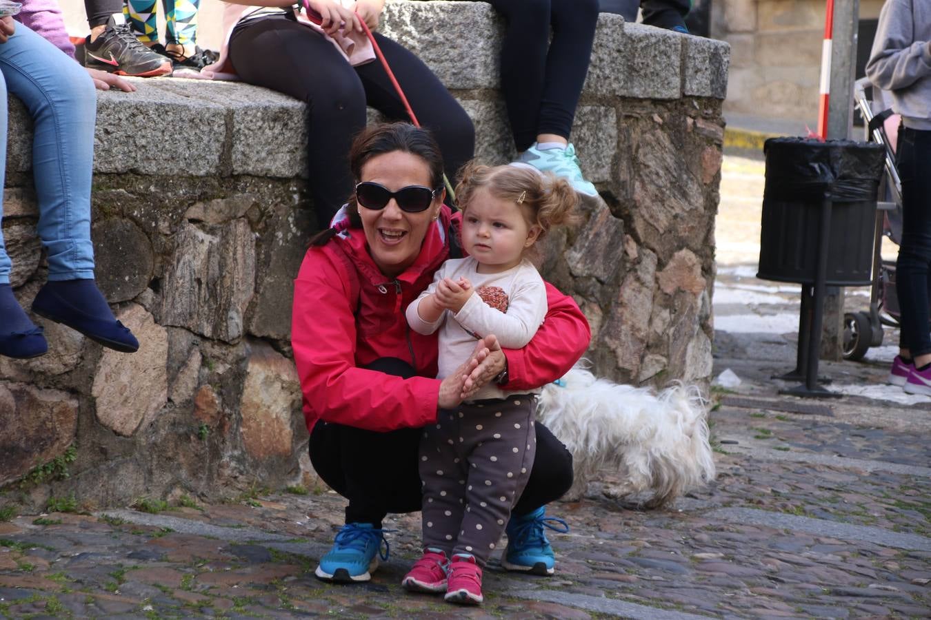 Jerez de los Caballeros celebró, ayer, la IX Carrera y Caminata Solidaria, organizada por la Junta de Cofradías de la Semana Santa Jerezana. La solidaridad y el deporte lograron recaudar 866 euros que irán destinados a Cáritas en Jerez.