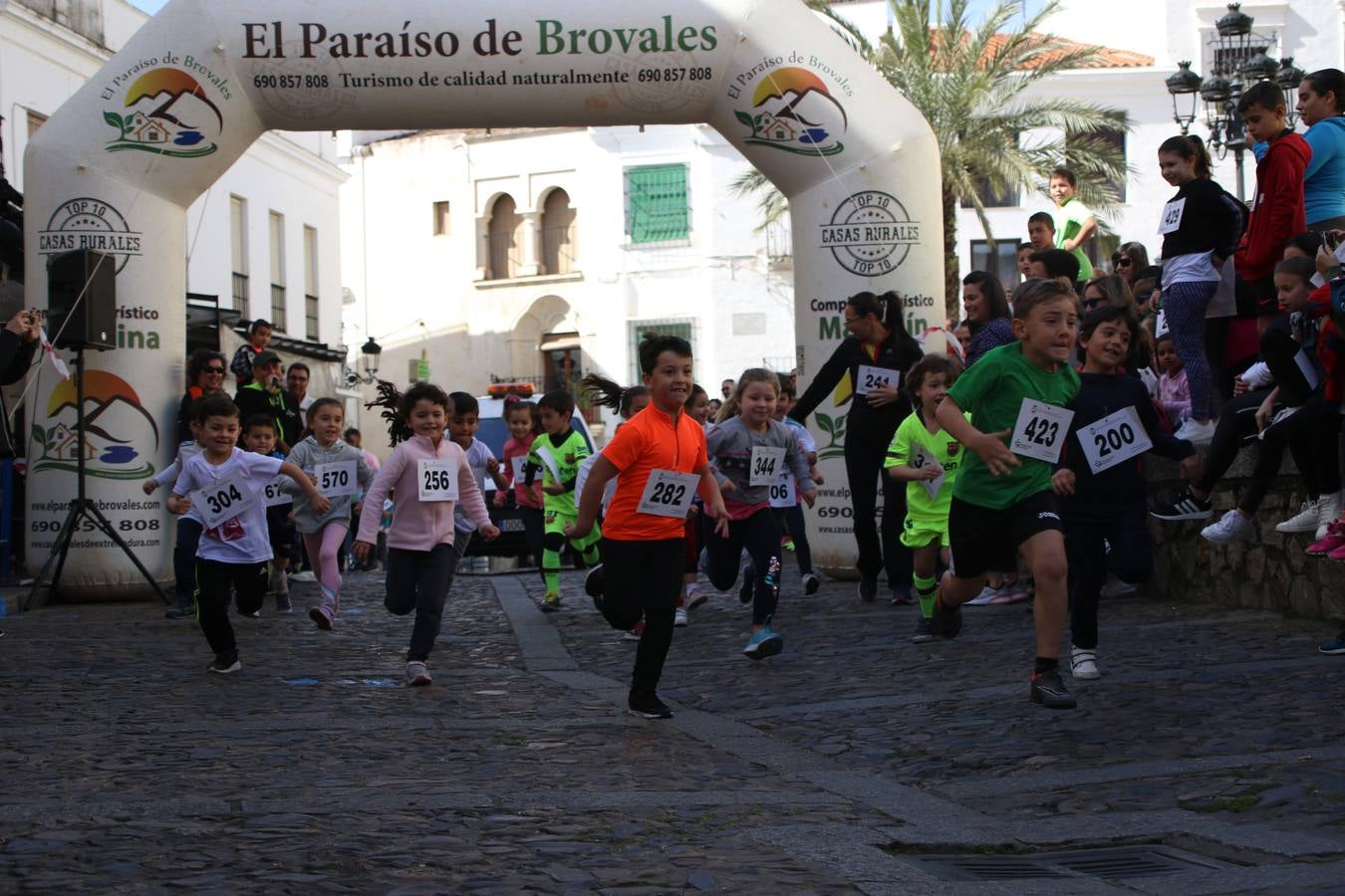 Jerez de los Caballeros celebró, ayer, la IX Carrera y Caminata Solidaria, organizada por la Junta de Cofradías de la Semana Santa Jerezana. La solidaridad y el deporte lograron recaudar 866 euros que irán destinados a Cáritas en Jerez.