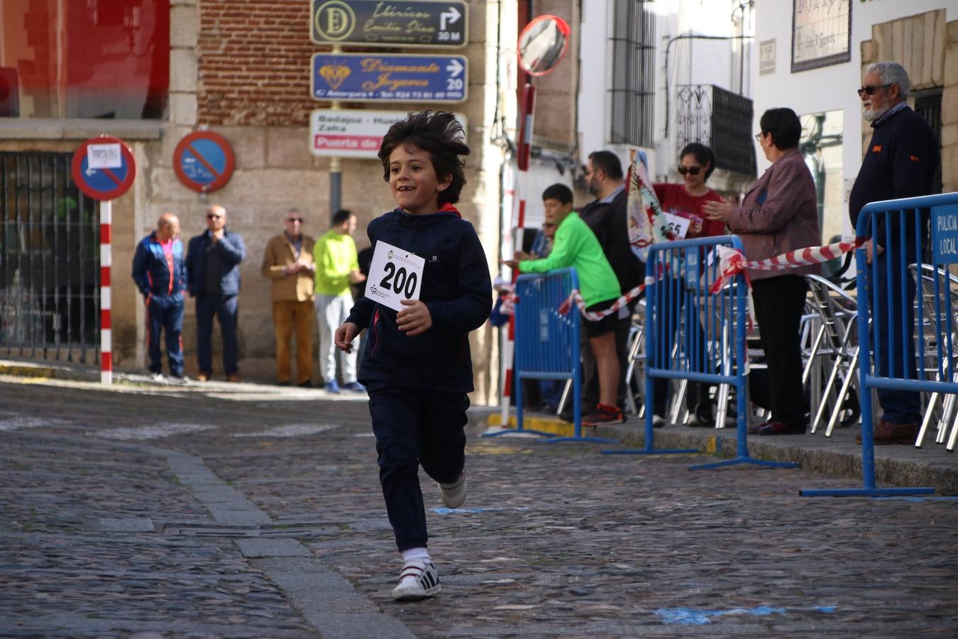 Jerez de los Caballeros celebró, ayer, la IX Carrera y Caminata Solidaria, organizada por la Junta de Cofradías de la Semana Santa Jerezana. La solidaridad y el deporte lograron recaudar 866 euros que irán destinados a Cáritas en Jerez.