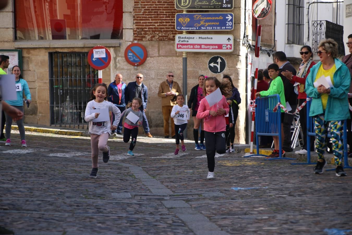Jerez de los Caballeros celebró, ayer, la IX Carrera y Caminata Solidaria, organizada por la Junta de Cofradías de la Semana Santa Jerezana. La solidaridad y el deporte lograron recaudar 866 euros que irán destinados a Cáritas en Jerez.