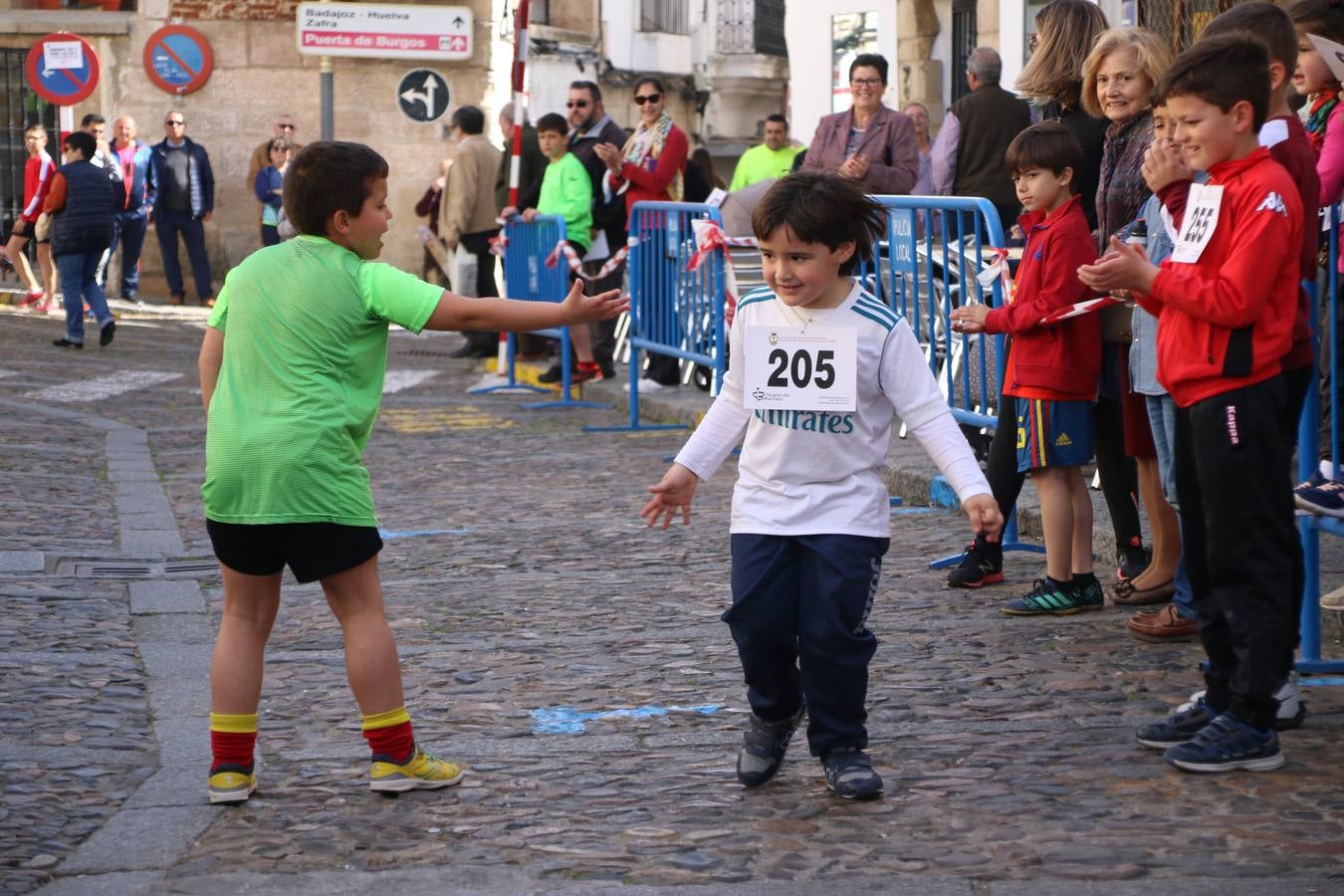 Jerez de los Caballeros celebró, ayer, la IX Carrera y Caminata Solidaria, organizada por la Junta de Cofradías de la Semana Santa Jerezana. La solidaridad y el deporte lograron recaudar 866 euros que irán destinados a Cáritas en Jerez.
