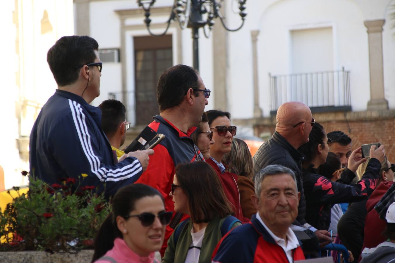 Jerez de los Caballeros celebró, ayer, la IX Carrera y Caminata Solidaria, organizada por la Junta de Cofradías de la Semana Santa Jerezana. La solidaridad y el deporte lograron recaudar 866 euros que irán destinados a Cáritas en Jerez.