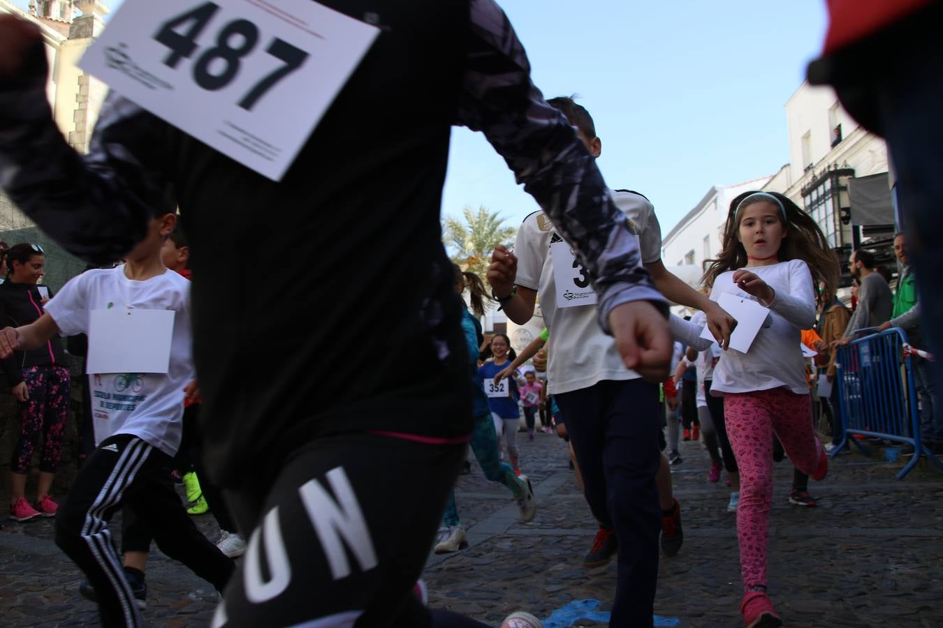 Jerez de los Caballeros celebró, ayer, la IX Carrera y Caminata Solidaria, organizada por la Junta de Cofradías de la Semana Santa Jerezana. La solidaridad y el deporte lograron recaudar 866 euros que irán destinados a Cáritas en Jerez.