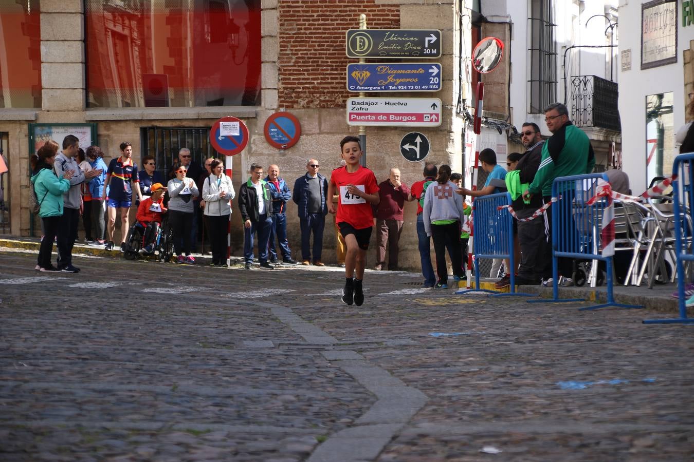Jerez de los Caballeros celebró, ayer, la IX Carrera y Caminata Solidaria, organizada por la Junta de Cofradías de la Semana Santa Jerezana. La solidaridad y el deporte lograron recaudar 866 euros que irán destinados a Cáritas en Jerez.
