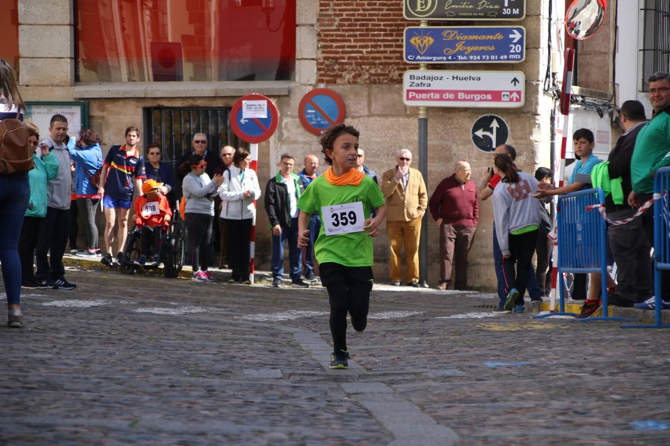 Jerez de los Caballeros celebró, ayer, la IX Carrera y Caminata Solidaria, organizada por la Junta de Cofradías de la Semana Santa Jerezana. La solidaridad y el deporte lograron recaudar 866 euros que irán destinados a Cáritas en Jerez.