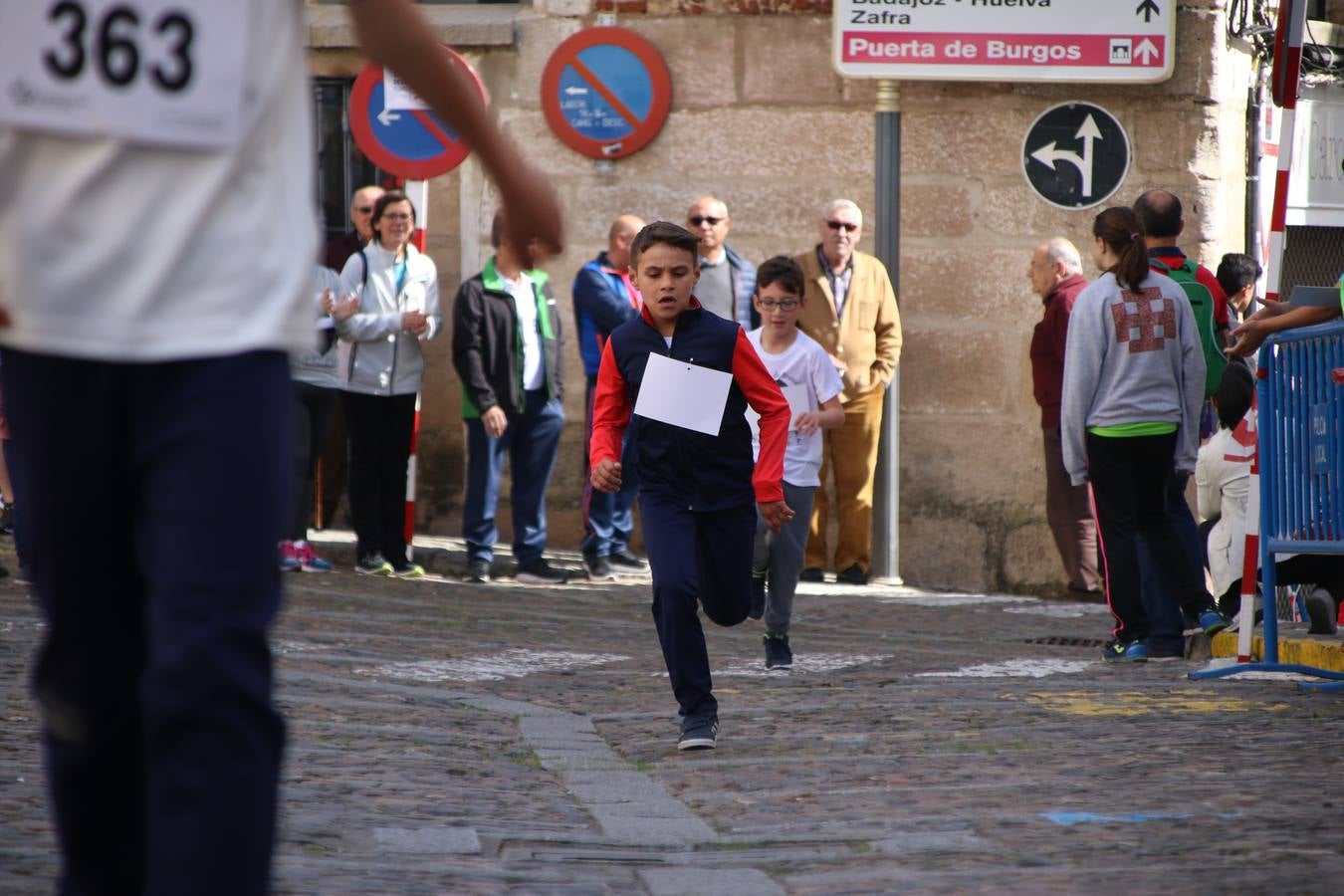 Jerez de los Caballeros celebró, ayer, la IX Carrera y Caminata Solidaria, organizada por la Junta de Cofradías de la Semana Santa Jerezana. La solidaridad y el deporte lograron recaudar 866 euros que irán destinados a Cáritas en Jerez.