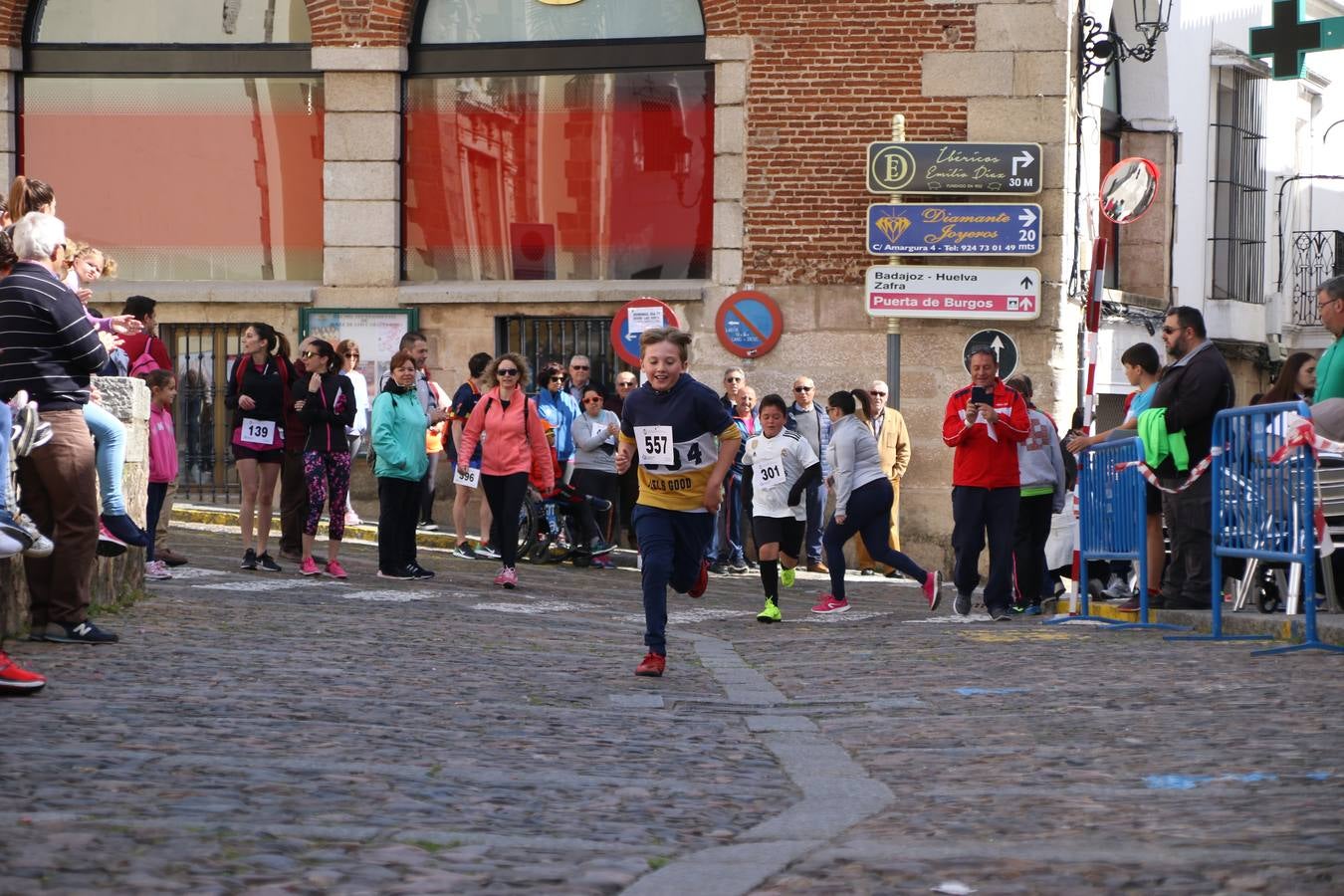 Jerez de los Caballeros celebró, ayer, la IX Carrera y Caminata Solidaria, organizada por la Junta de Cofradías de la Semana Santa Jerezana. La solidaridad y el deporte lograron recaudar 866 euros que irán destinados a Cáritas en Jerez.