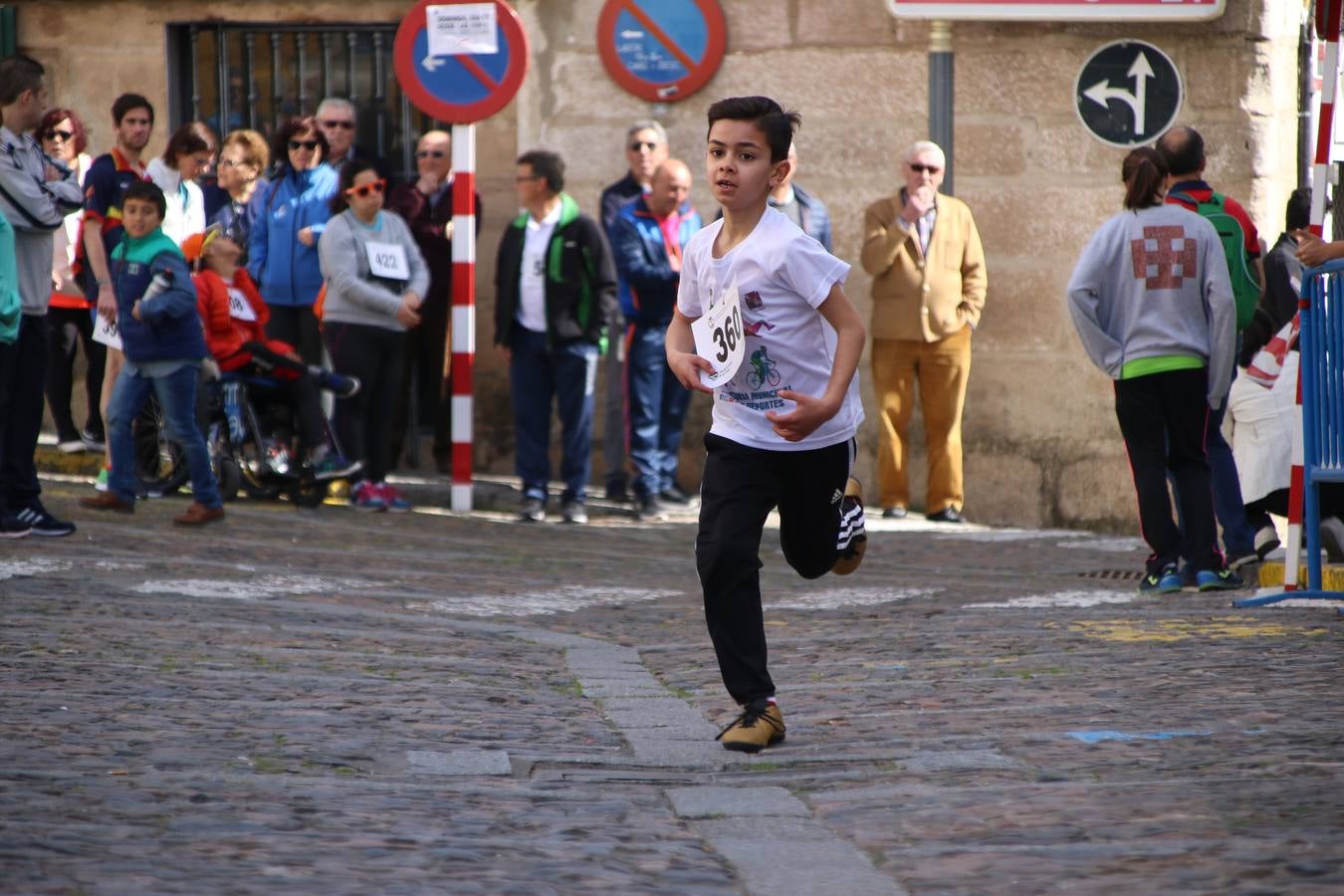 Jerez de los Caballeros celebró, ayer, la IX Carrera y Caminata Solidaria, organizada por la Junta de Cofradías de la Semana Santa Jerezana. La solidaridad y el deporte lograron recaudar 866 euros que irán destinados a Cáritas en Jerez.