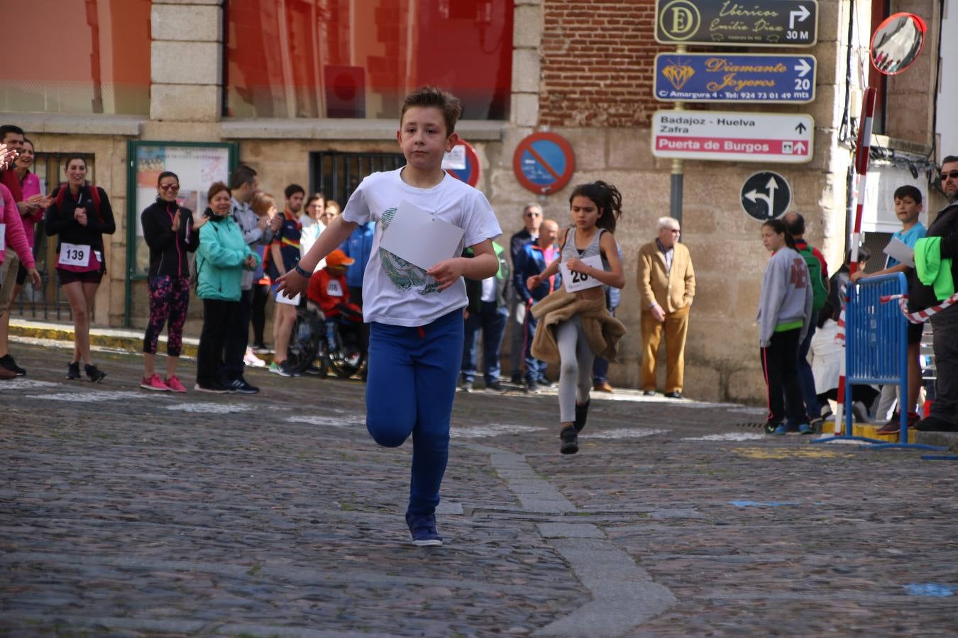 Jerez de los Caballeros celebró, ayer, la IX Carrera y Caminata Solidaria, organizada por la Junta de Cofradías de la Semana Santa Jerezana. La solidaridad y el deporte lograron recaudar 866 euros que irán destinados a Cáritas en Jerez.