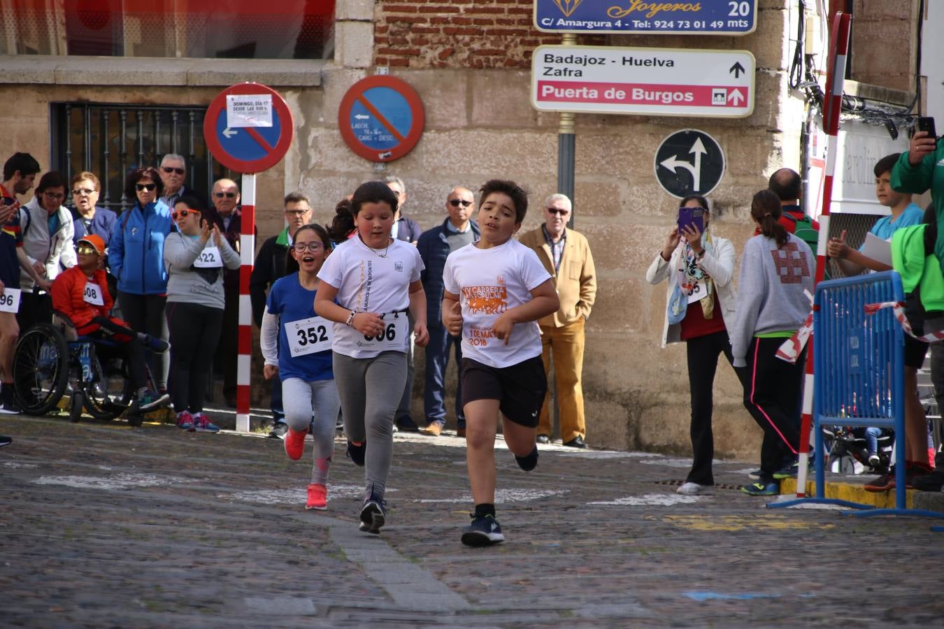 Jerez de los Caballeros celebró, ayer, la IX Carrera y Caminata Solidaria, organizada por la Junta de Cofradías de la Semana Santa Jerezana. La solidaridad y el deporte lograron recaudar 866 euros que irán destinados a Cáritas en Jerez.