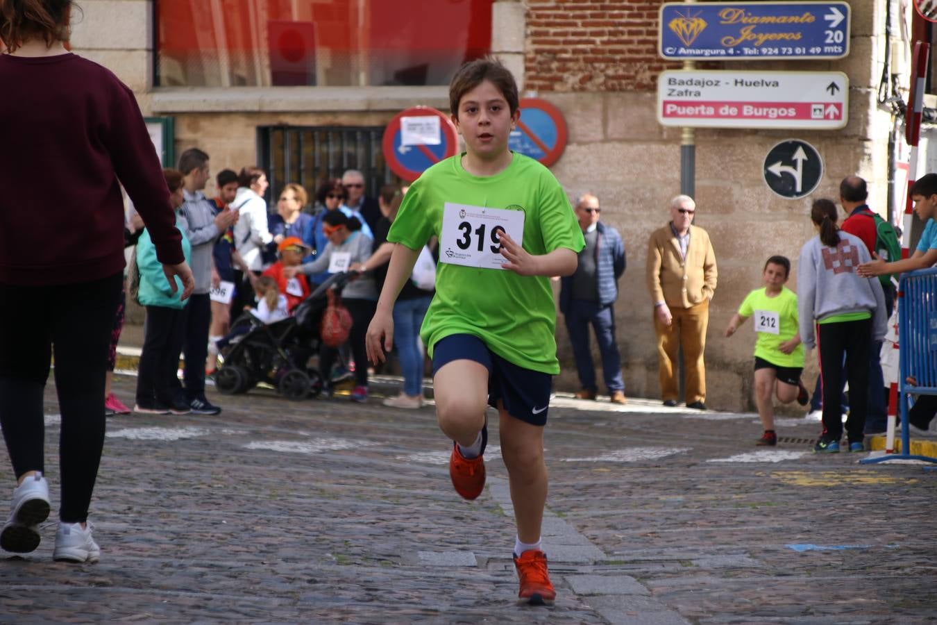 Jerez de los Caballeros celebró, ayer, la IX Carrera y Caminata Solidaria, organizada por la Junta de Cofradías de la Semana Santa Jerezana. La solidaridad y el deporte lograron recaudar 866 euros que irán destinados a Cáritas en Jerez.