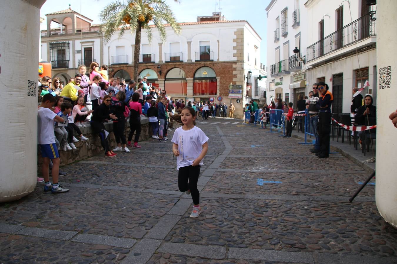 Jerez de los Caballeros celebró, ayer, la IX Carrera y Caminata Solidaria, organizada por la Junta de Cofradías de la Semana Santa Jerezana. La solidaridad y el deporte lograron recaudar 866 euros que irán destinados a Cáritas en Jerez.