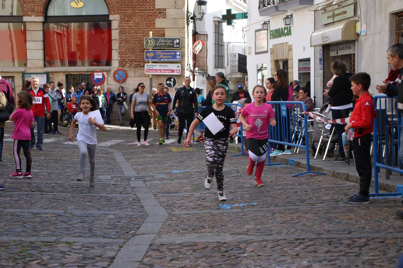 Jerez de los Caballeros celebró, ayer, la IX Carrera y Caminata Solidaria, organizada por la Junta de Cofradías de la Semana Santa Jerezana. La solidaridad y el deporte lograron recaudar 866 euros que irán destinados a Cáritas en Jerez.