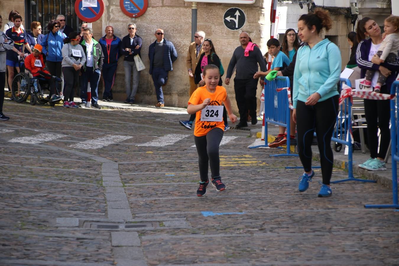 Jerez de los Caballeros celebró, ayer, la IX Carrera y Caminata Solidaria, organizada por la Junta de Cofradías de la Semana Santa Jerezana. La solidaridad y el deporte lograron recaudar 866 euros que irán destinados a Cáritas en Jerez.