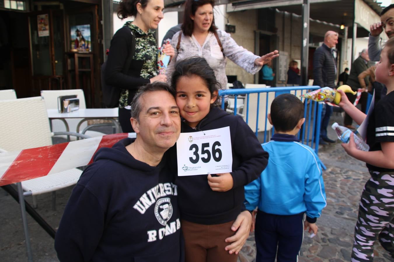 Jerez de los Caballeros celebró, ayer, la IX Carrera y Caminata Solidaria, organizada por la Junta de Cofradías de la Semana Santa Jerezana. La solidaridad y el deporte lograron recaudar 866 euros que irán destinados a Cáritas en Jerez.