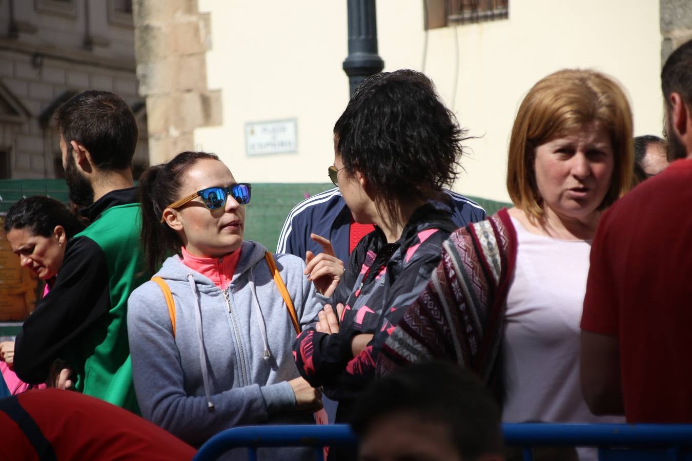 Jerez de los Caballeros celebró, ayer, la IX Carrera y Caminata Solidaria, organizada por la Junta de Cofradías de la Semana Santa Jerezana. La solidaridad y el deporte lograron recaudar 866 euros que irán destinados a Cáritas en Jerez.