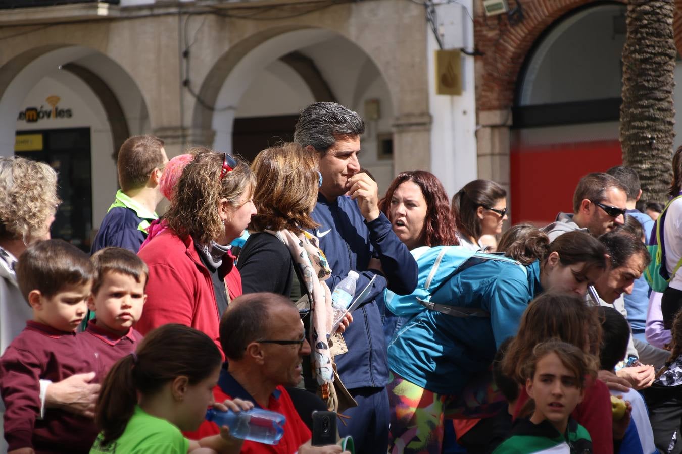 Jerez de los Caballeros celebró, ayer, la IX Carrera y Caminata Solidaria, organizada por la Junta de Cofradías de la Semana Santa Jerezana. La solidaridad y el deporte lograron recaudar 866 euros que irán destinados a Cáritas en Jerez.
