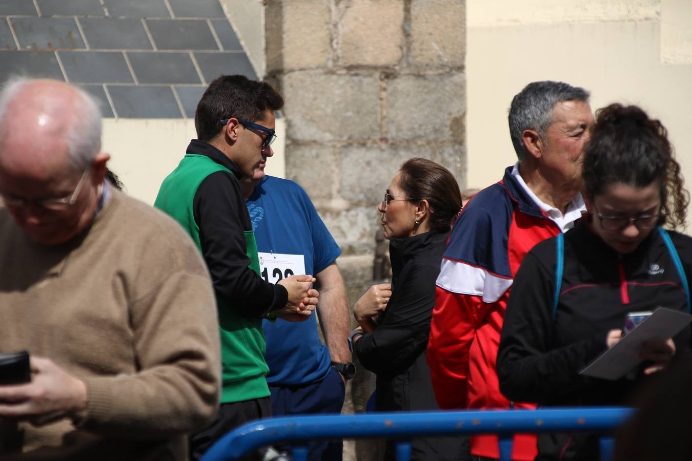 Jerez de los Caballeros celebró, ayer, la IX Carrera y Caminata Solidaria, organizada por la Junta de Cofradías de la Semana Santa Jerezana. La solidaridad y el deporte lograron recaudar 866 euros que irán destinados a Cáritas en Jerez.