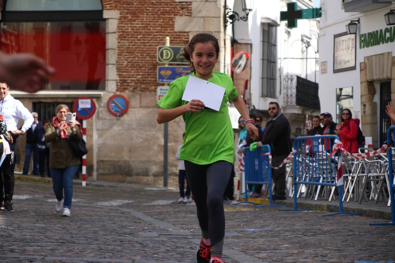 Jerez de los Caballeros celebró, ayer, la IX Carrera y Caminata Solidaria, organizada por la Junta de Cofradías de la Semana Santa Jerezana. La solidaridad y el deporte lograron recaudar 866 euros que irán destinados a Cáritas en Jerez.