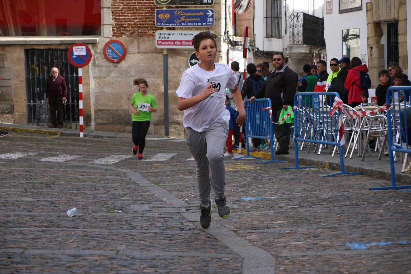Jerez de los Caballeros celebró, ayer, la IX Carrera y Caminata Solidaria, organizada por la Junta de Cofradías de la Semana Santa Jerezana. La solidaridad y el deporte lograron recaudar 866 euros que irán destinados a Cáritas en Jerez.