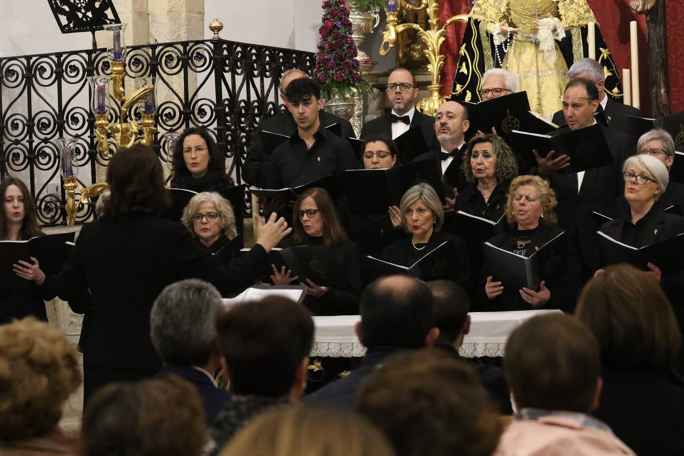 El templo patronal de San Bartolomé fue escenario, ayer, de una nueva edición del 'Concierto Sacro' que ofreció la Coral de la Escuela Municipal de Música y el Coro infantil de la misma, organizado por el Ayuntamiento del municipio con la colaboración de la Parroquia de esta ciudad.