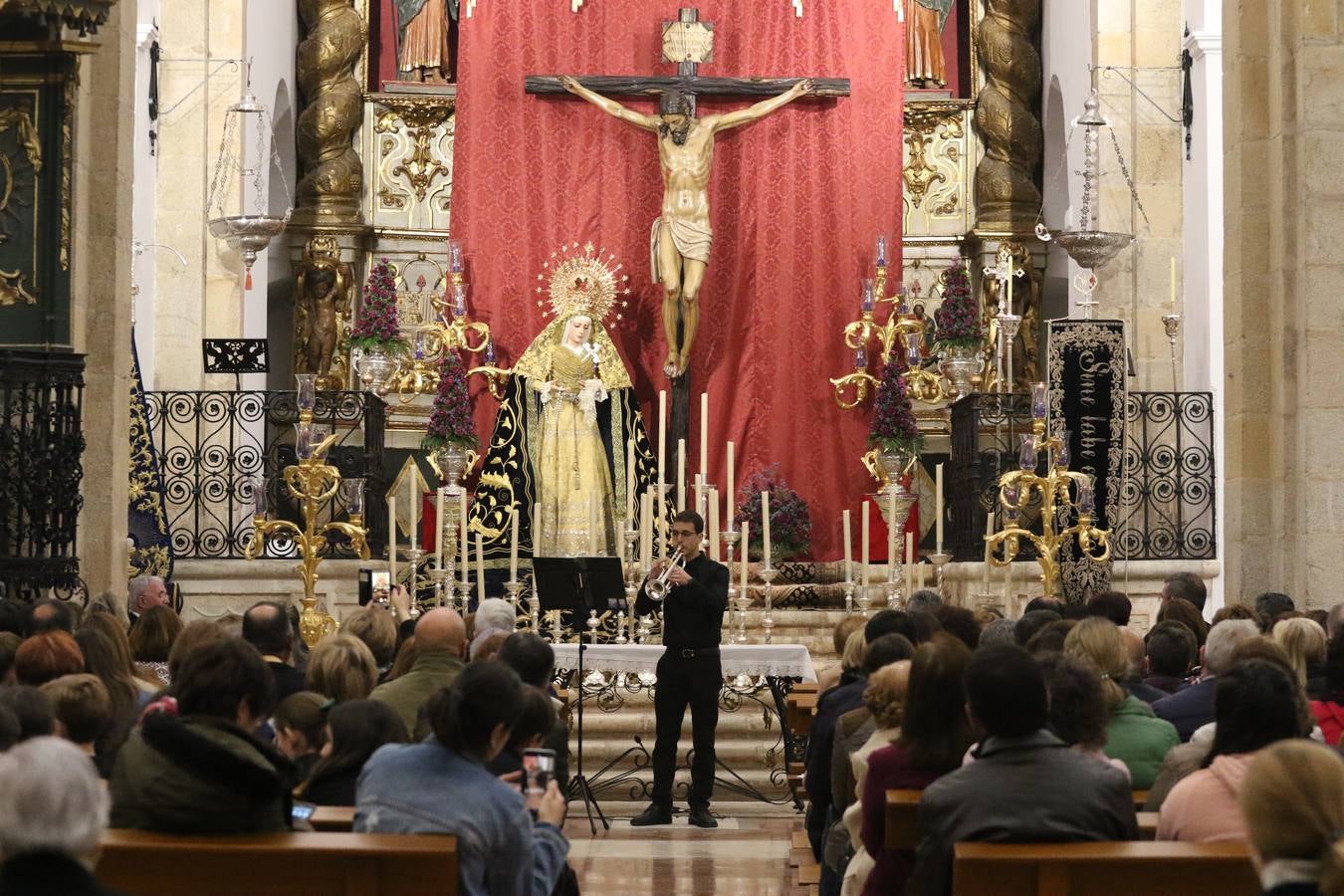 El templo patronal de San Bartolomé fue escenario, ayer, de una nueva edición del 'Concierto Sacro' que ofreció la Coral de la Escuela Municipal de Música y el Coro infantil de la misma, organizado por el Ayuntamiento del municipio con la colaboración de la Parroquia de esta ciudad.