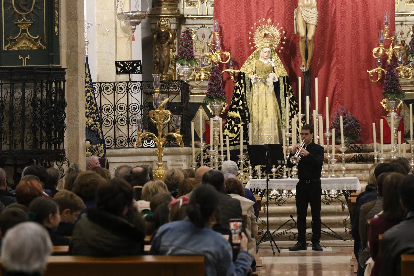 El templo patronal de San Bartolomé fue escenario, ayer, de una nueva edición del 'Concierto Sacro' que ofreció la Coral de la Escuela Municipal de Música y el Coro infantil de la misma, organizado por el Ayuntamiento del municipio con la colaboración de la Parroquia de esta ciudad.