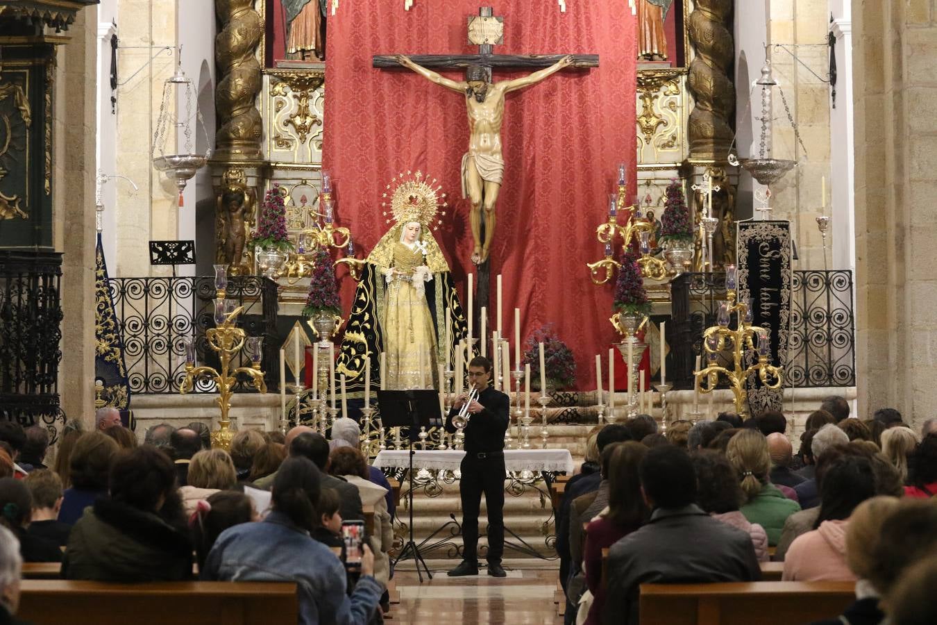 El templo patronal de San Bartolomé fue escenario, ayer, de una nueva edición del 'Concierto Sacro' que ofreció la Coral de la Escuela Municipal de Música y el Coro infantil de la misma, organizado por el Ayuntamiento del municipio con la colaboración de la Parroquia de esta ciudad.