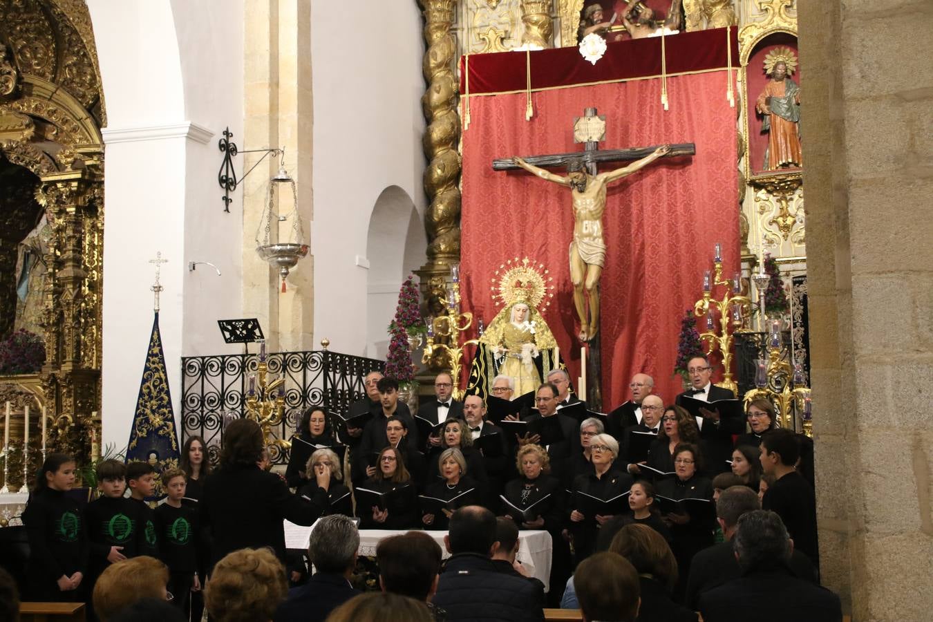 El templo patronal de San Bartolomé fue escenario, ayer, de una nueva edición del 'Concierto Sacro' que ofreció la Coral de la Escuela Municipal de Música y el Coro infantil de la misma, organizado por el Ayuntamiento del municipio con la colaboración de la Parroquia de esta ciudad.