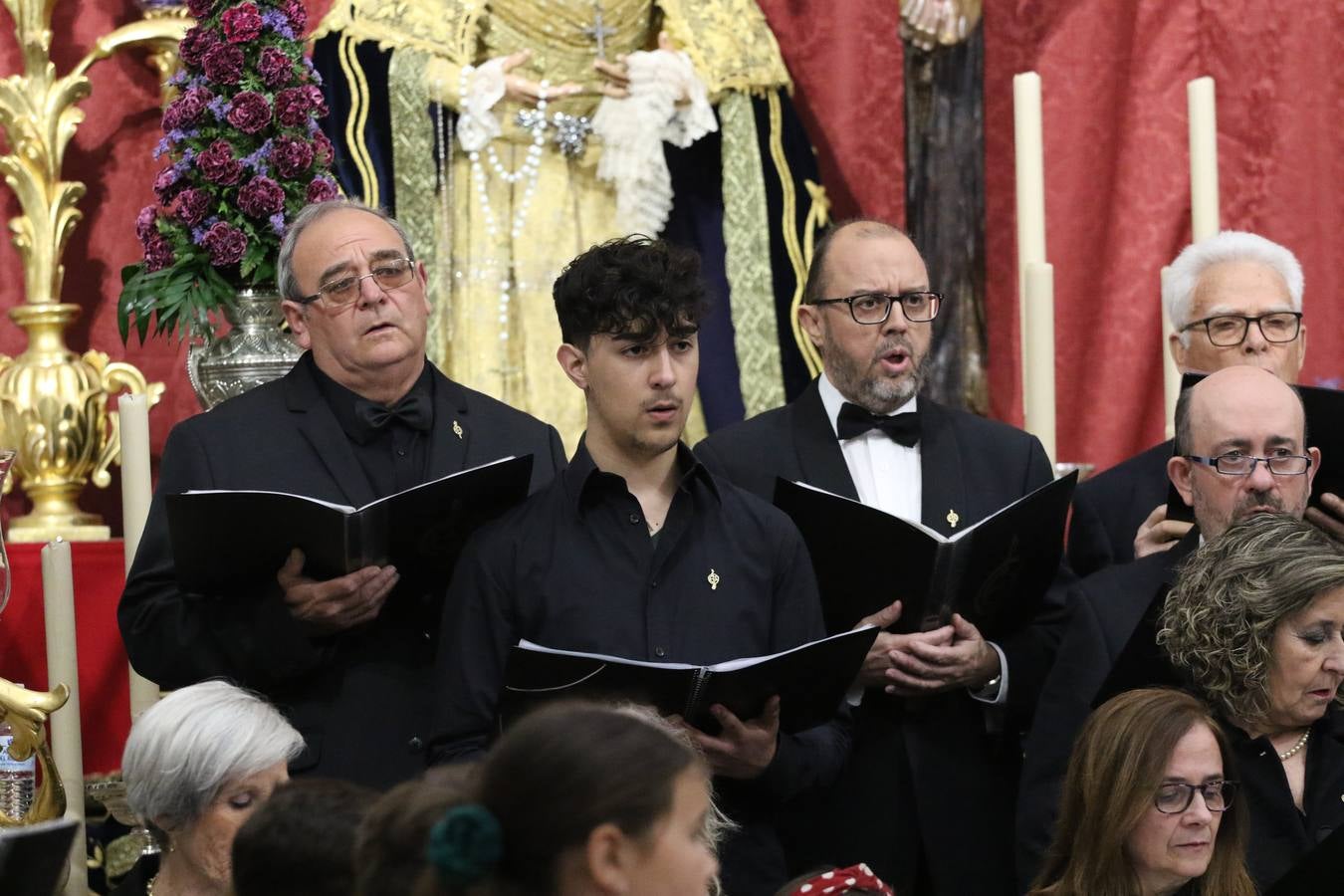 El templo patronal de San Bartolomé fue escenario, ayer, de una nueva edición del 'Concierto Sacro' que ofreció la Coral de la Escuela Municipal de Música y el Coro infantil de la misma, organizado por el Ayuntamiento del municipio con la colaboración de la Parroquia de esta ciudad.