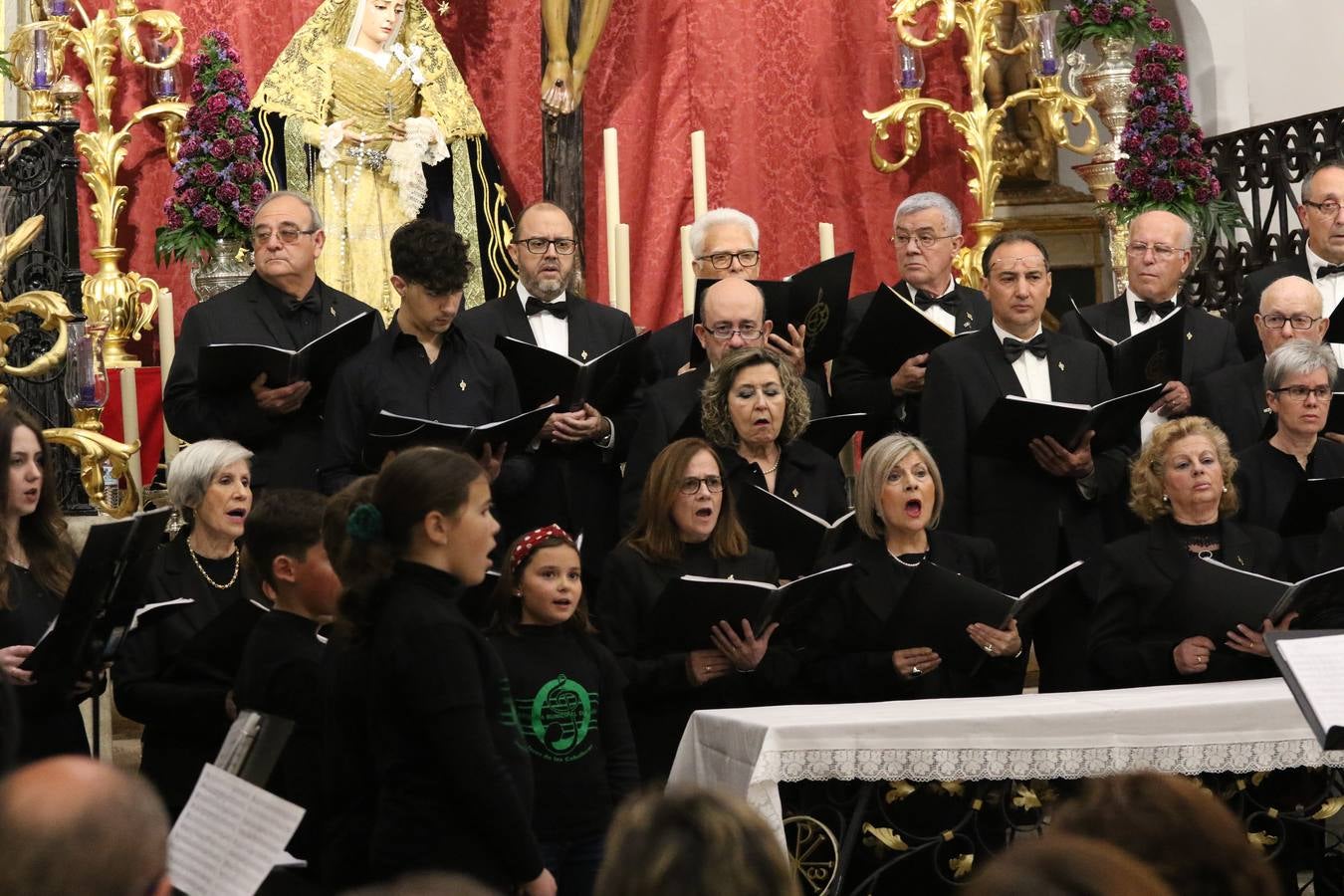 El templo patronal de San Bartolomé fue escenario, ayer, de una nueva edición del 'Concierto Sacro' que ofreció la Coral de la Escuela Municipal de Música y el Coro infantil de la misma, organizado por el Ayuntamiento del municipio con la colaboración de la Parroquia de esta ciudad.