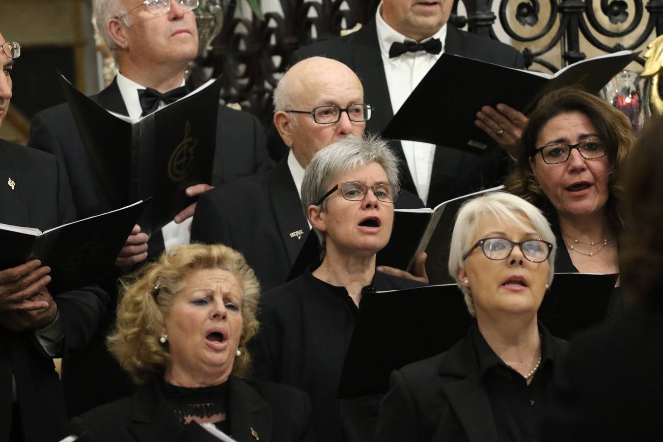 El templo patronal de San Bartolomé fue escenario, ayer, de una nueva edición del 'Concierto Sacro' que ofreció la Coral de la Escuela Municipal de Música y el Coro infantil de la misma, organizado por el Ayuntamiento del municipio con la colaboración de la Parroquia de esta ciudad.