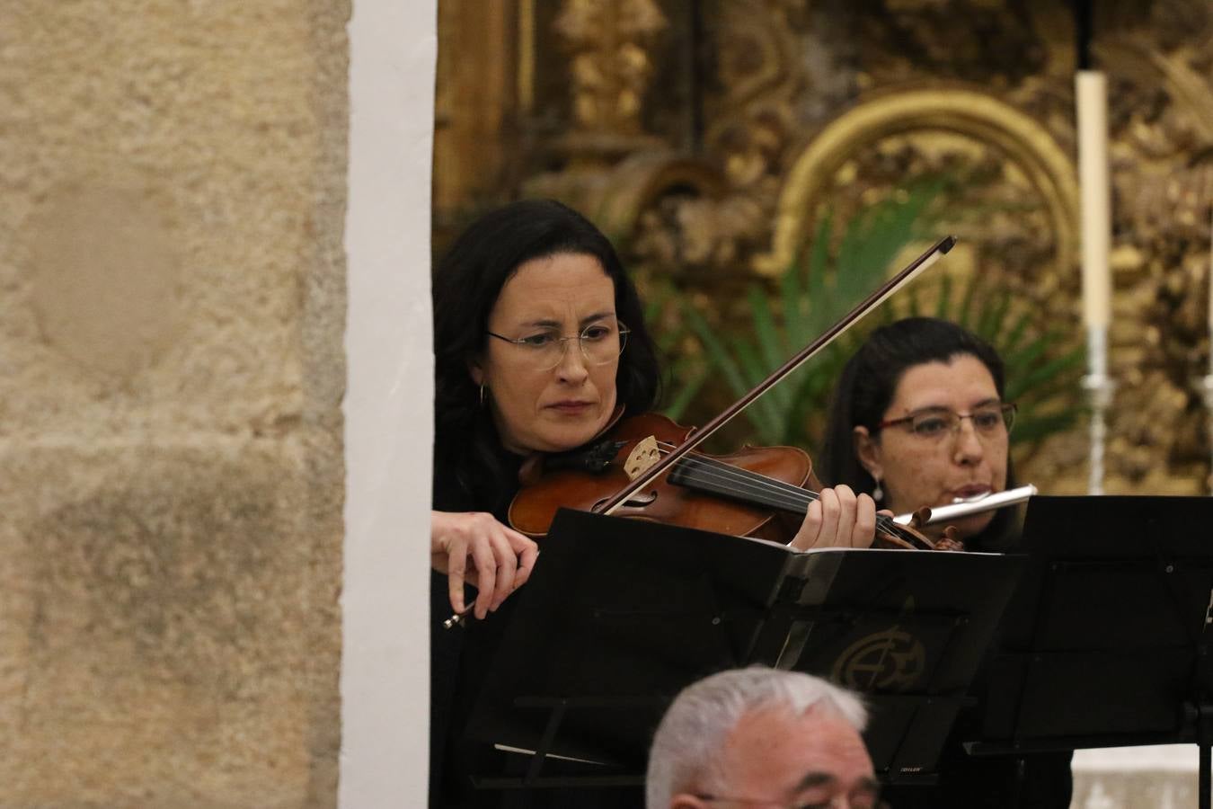 El templo patronal de San Bartolomé fue escenario, ayer, de una nueva edición del 'Concierto Sacro' que ofreció la Coral de la Escuela Municipal de Música y el Coro infantil de la misma, organizado por el Ayuntamiento del municipio con la colaboración de la Parroquia de esta ciudad.