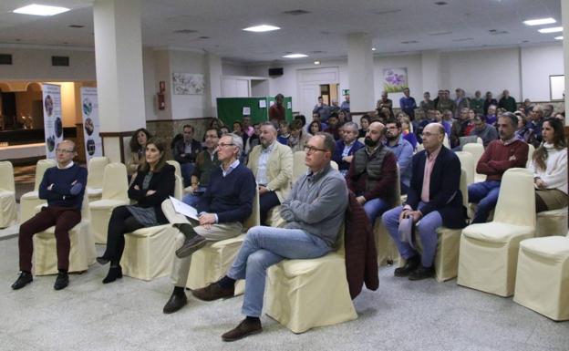 Carlos Boza, en primera fila, junto a Isabel Álvarez, Saturnino Méndez y Jacinto Gallego.