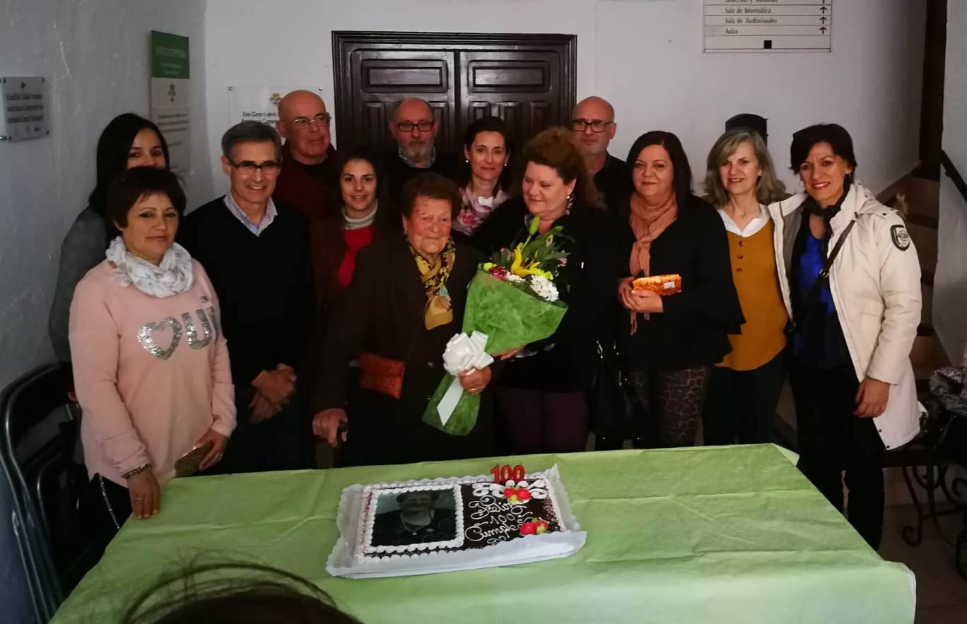 La Asociación de viudas Santa Mónica rindió un afectuoso y emotivo homenaje a Fernanda Martínez Puente, una de smius primeras socias, por su cien cumpleaños. Familiares y autoridades la acompañaron en este bonito acto.