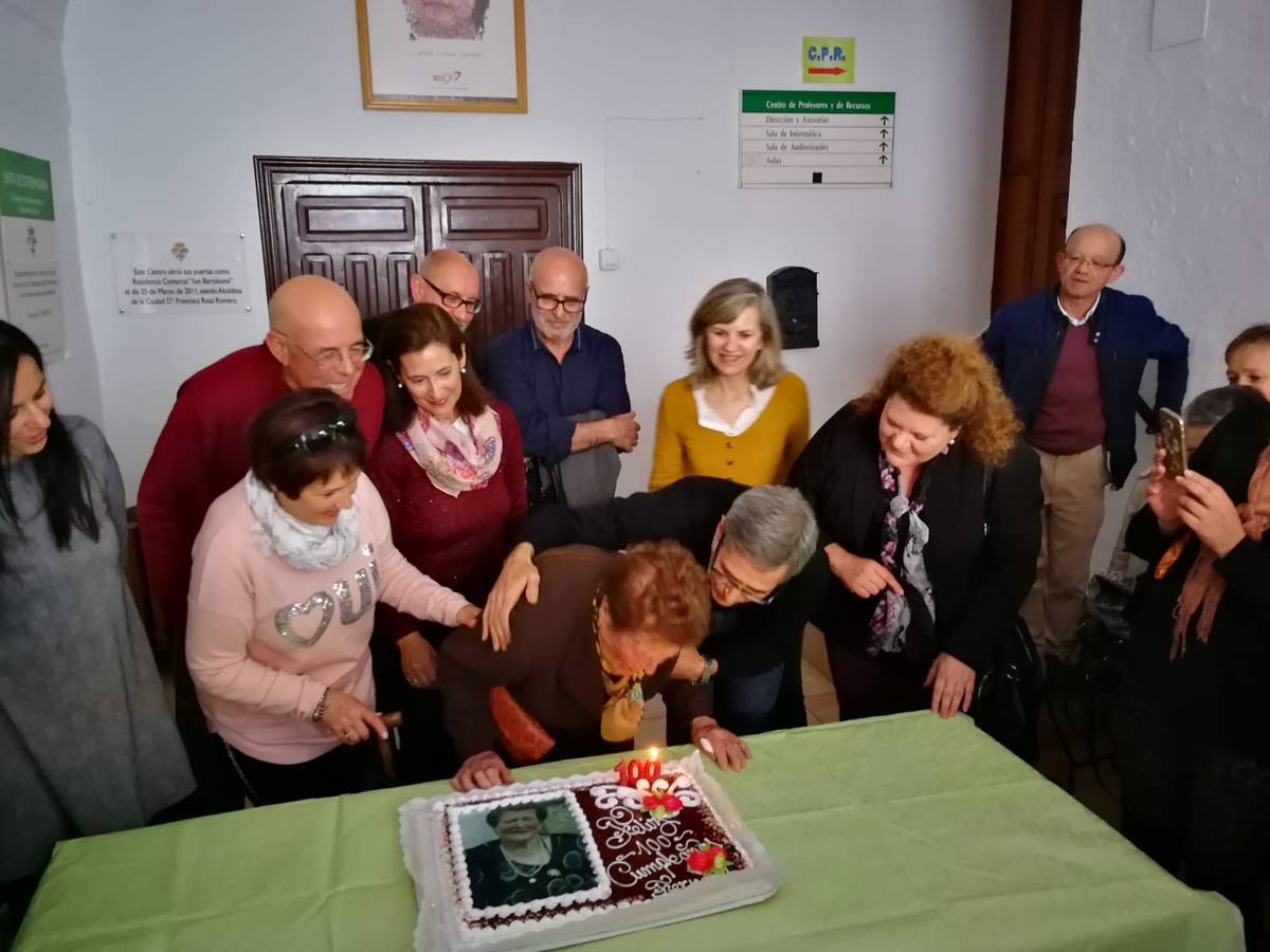 La Asociación de viudas Santa Mónica rindió un afectuoso y emotivo homenaje a Fernanda Martínez Puente, una de smius primeras socias, por su cien cumpleaños. Familiares y autoridades la acompañaron en este bonito acto.