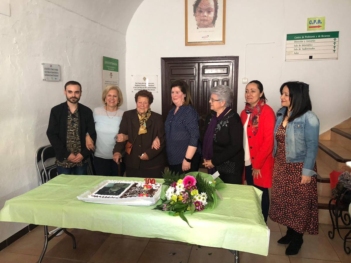 La Asociación de viudas Santa Mónica rindió un afectuoso y emotivo homenaje a Fernanda Martínez Puente, una de smius primeras socias, por su cien cumpleaños. Familiares y autoridades la acompañaron en este bonito acto.