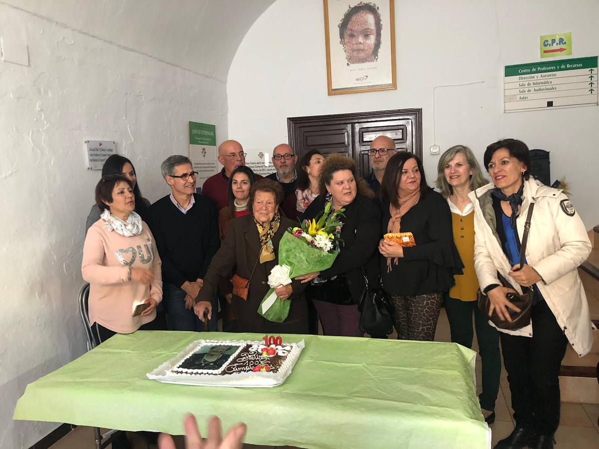 La Asociación de viudas Santa Mónica rindió un afectuoso y emotivo homenaje a Fernanda Martínez Puente, una de smius primeras socias, por su cien cumpleaños. Familiares y autoridades la acompañaron en este bonito acto.