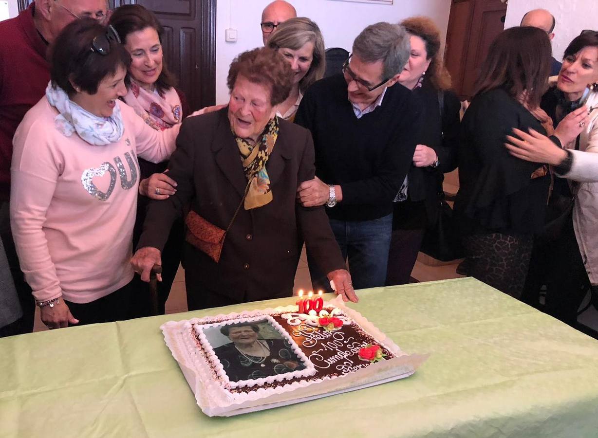 La Asociación de viudas Santa Mónica rindió un afectuoso y emotivo homenaje a Fernanda Martínez Puente, una de smius primeras socias, por su cien cumpleaños. Familiares y autoridades la acompañaron en este bonito acto.