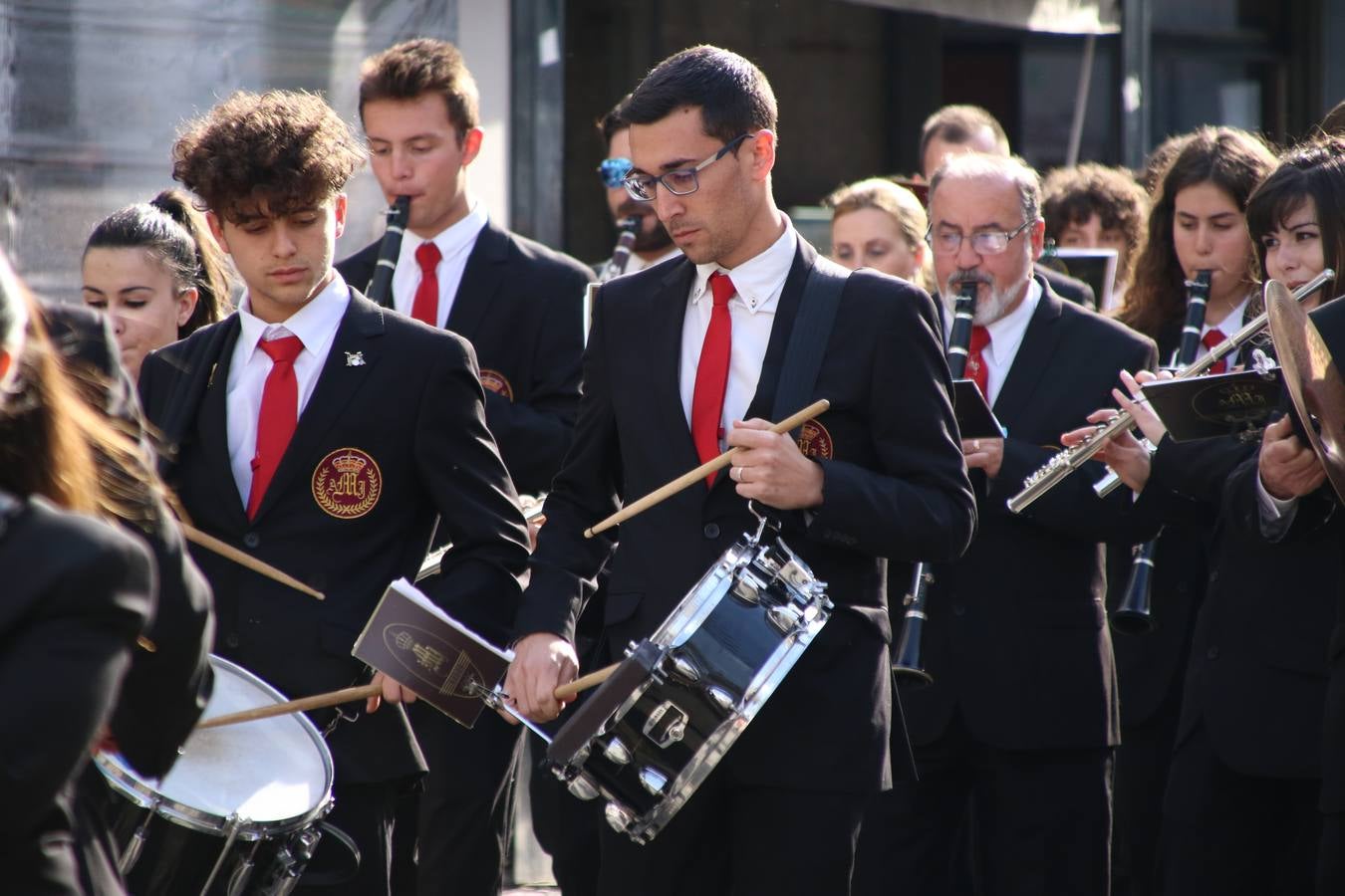 El Cine-teatro Balboa acogió, ayer, la sexta edición del 'Certamen de Bandas Solidario', organizado por la Junta de Cofradías de la Semana Santa de Jerez de los Caballeros. Un Certamen que, gracias a la participación de las distintas agrupaciones musicales del municipio y del Valle de Santa Ana, consiguió recaudar 375 euros y 36 kilos a beneficio del Almacén de Alimentos que Cruz Roja gestiona en Jerez. 