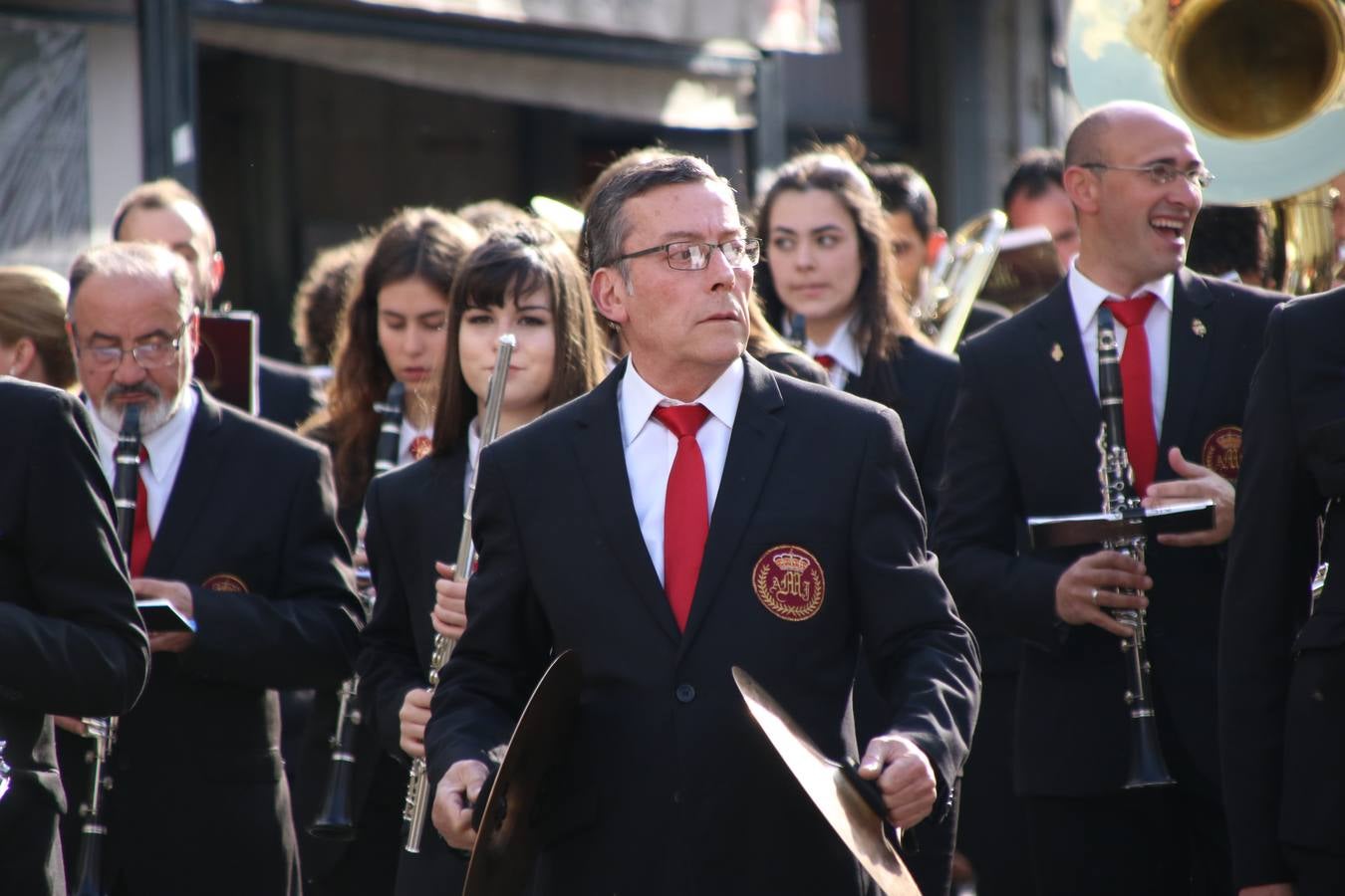 El Cine-teatro Balboa acogió, ayer, la sexta edición del 'Certamen de Bandas Solidario', organizado por la Junta de Cofradías de la Semana Santa de Jerez de los Caballeros. Un Certamen que, gracias a la participación de las distintas agrupaciones musicales del municipio y del Valle de Santa Ana, consiguió recaudar 375 euros y 36 kilos a beneficio del Almacén de Alimentos que Cruz Roja gestiona en Jerez. 