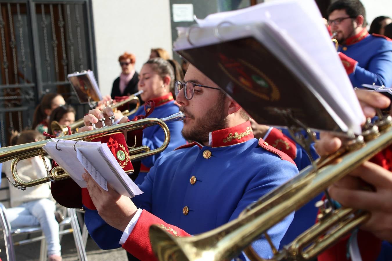 El Cine-teatro Balboa acogió, ayer, la sexta edición del 'Certamen de Bandas Solidario', organizado por la Junta de Cofradías de la Semana Santa de Jerez de los Caballeros. Un Certamen que, gracias a la participación de las distintas agrupaciones musicales del municipio y del Valle de Santa Ana, consiguió recaudar 375 euros y 36 kilos a beneficio del Almacén de Alimentos que Cruz Roja gestiona en Jerez. 