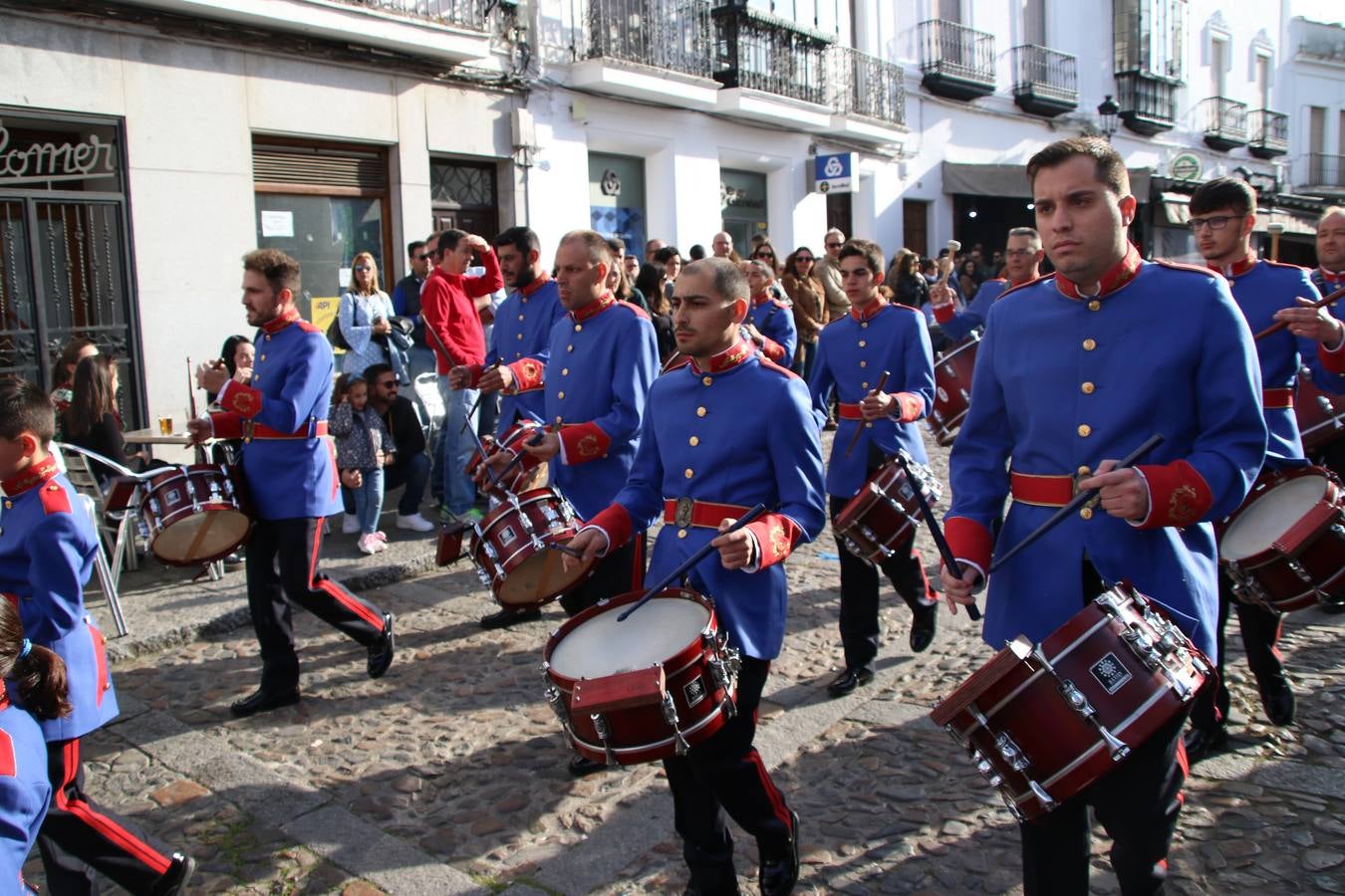 El Cine-teatro Balboa acogió, ayer, la sexta edición del 'Certamen de Bandas Solidario', organizado por la Junta de Cofradías de la Semana Santa de Jerez de los Caballeros. Un Certamen que, gracias a la participación de las distintas agrupaciones musicales del municipio y del Valle de Santa Ana, consiguió recaudar 375 euros y 36 kilos a beneficio del Almacén de Alimentos que Cruz Roja gestiona en Jerez. 