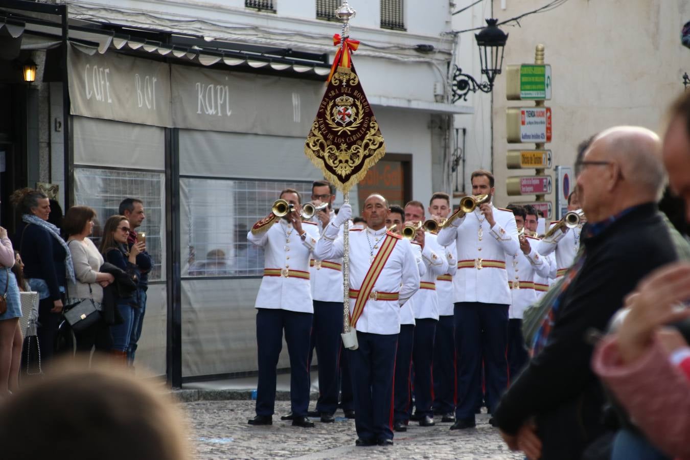 El Cine-teatro Balboa acogió, ayer, la sexta edición del 'Certamen de Bandas Solidario', organizado por la Junta de Cofradías de la Semana Santa de Jerez de los Caballeros. Un Certamen que, gracias a la participación de las distintas agrupaciones musicales del municipio y del Valle de Santa Ana, consiguió recaudar 375 euros y 36 kilos a beneficio del Almacén de Alimentos que Cruz Roja gestiona en Jerez. 