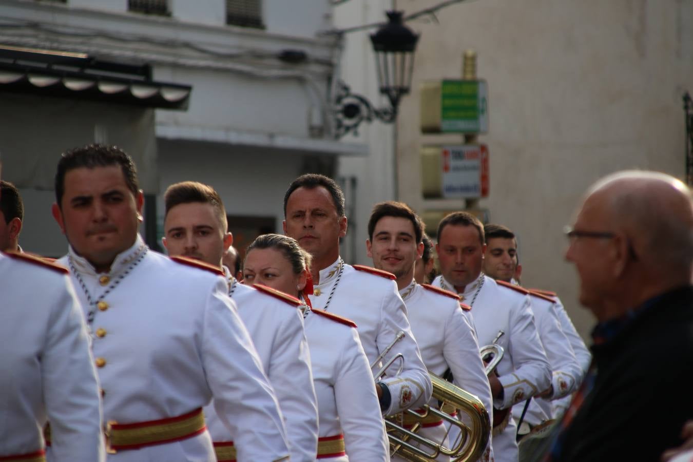 El Cine-teatro Balboa acogió, ayer, la sexta edición del 'Certamen de Bandas Solidario', organizado por la Junta de Cofradías de la Semana Santa de Jerez de los Caballeros. Un Certamen que, gracias a la participación de las distintas agrupaciones musicales del municipio y del Valle de Santa Ana, consiguió recaudar 375 euros y 36 kilos a beneficio del Almacén de Alimentos que Cruz Roja gestiona en Jerez. 