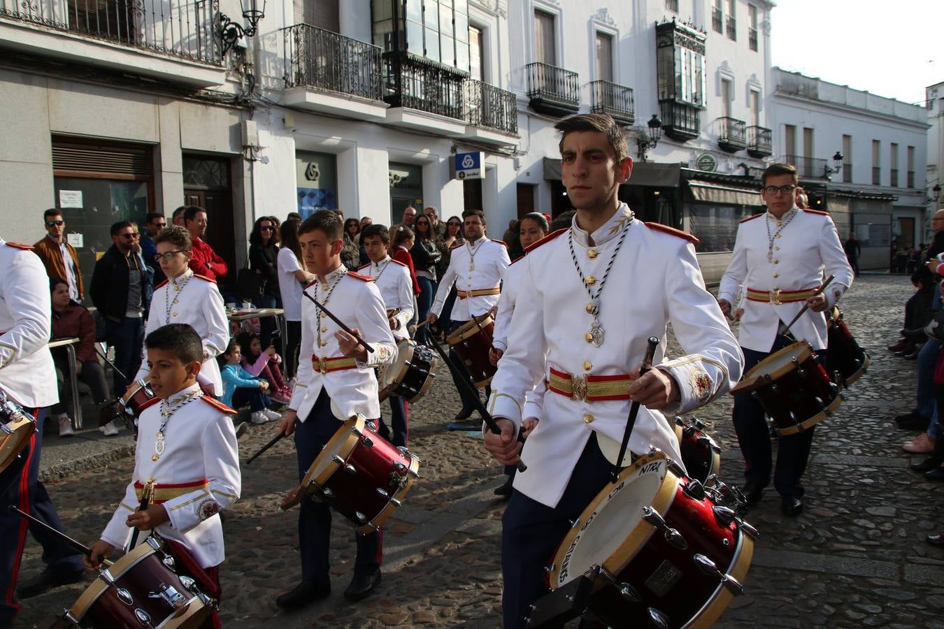 El Cine-teatro Balboa acogió, ayer, la sexta edición del 'Certamen de Bandas Solidario', organizado por la Junta de Cofradías de la Semana Santa de Jerez de los Caballeros. Un Certamen que, gracias a la participación de las distintas agrupaciones musicales del municipio y del Valle de Santa Ana, consiguió recaudar 375 euros y 36 kilos a beneficio del Almacén de Alimentos que Cruz Roja gestiona en Jerez. 