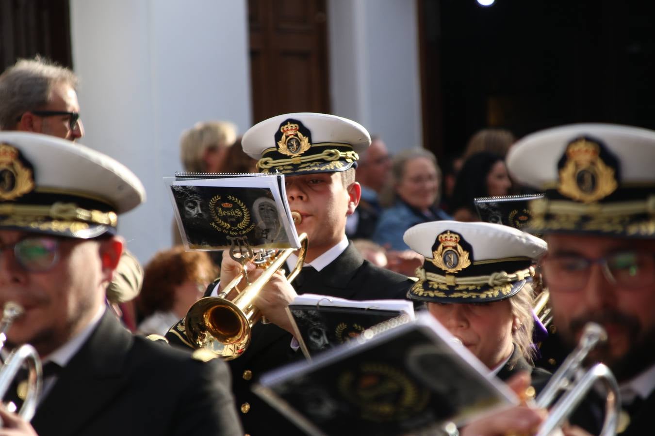 El Cine-teatro Balboa acogió, ayer, la sexta edición del 'Certamen de Bandas Solidario', organizado por la Junta de Cofradías de la Semana Santa de Jerez de los Caballeros. Un Certamen que, gracias a la participación de las distintas agrupaciones musicales del municipio y del Valle de Santa Ana, consiguió recaudar 375 euros y 36 kilos a beneficio del Almacén de Alimentos que Cruz Roja gestiona en Jerez. 