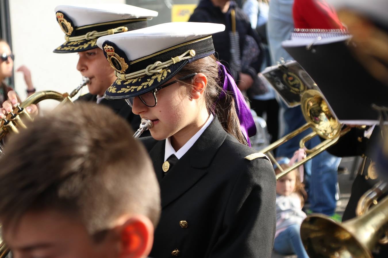 El Cine-teatro Balboa acogió, ayer, la sexta edición del 'Certamen de Bandas Solidario', organizado por la Junta de Cofradías de la Semana Santa de Jerez de los Caballeros. Un Certamen que, gracias a la participación de las distintas agrupaciones musicales del municipio y del Valle de Santa Ana, consiguió recaudar 375 euros y 36 kilos a beneficio del Almacén de Alimentos que Cruz Roja gestiona en Jerez. 