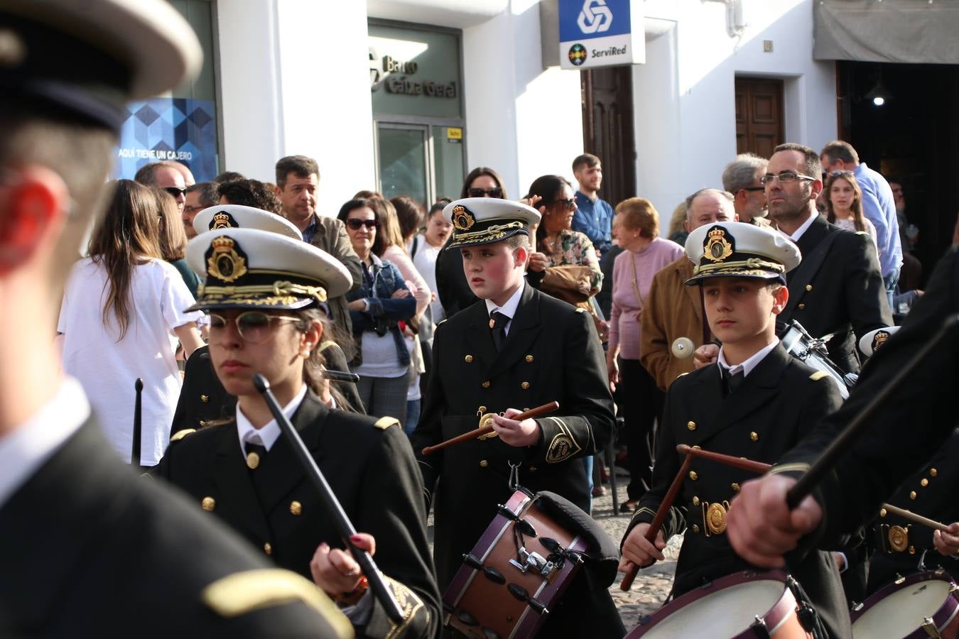El Cine-teatro Balboa acogió, ayer, la sexta edición del 'Certamen de Bandas Solidario', organizado por la Junta de Cofradías de la Semana Santa de Jerez de los Caballeros. Un Certamen que, gracias a la participación de las distintas agrupaciones musicales del municipio y del Valle de Santa Ana, consiguió recaudar 375 euros y 36 kilos a beneficio del Almacén de Alimentos que Cruz Roja gestiona en Jerez. 